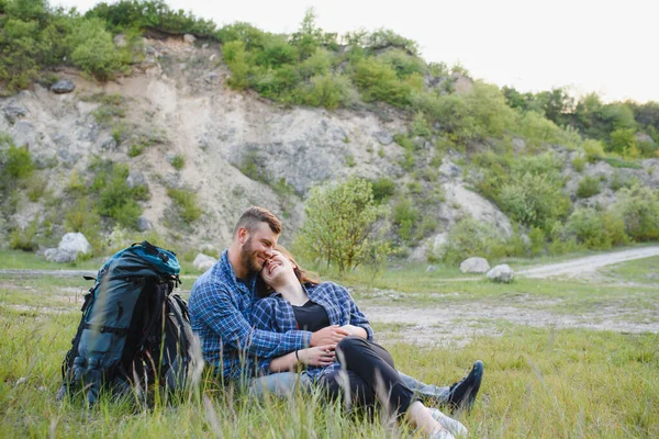 Vandrare Med Ryggsäckar Koppla Toppen Kulle Och Njuta Utsikten Över — Stockfoto