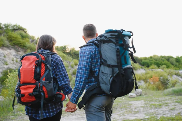 Par Njuter Vacker Utsikt Över Bergen När Reser Med Ryggsäckar — Stockfoto