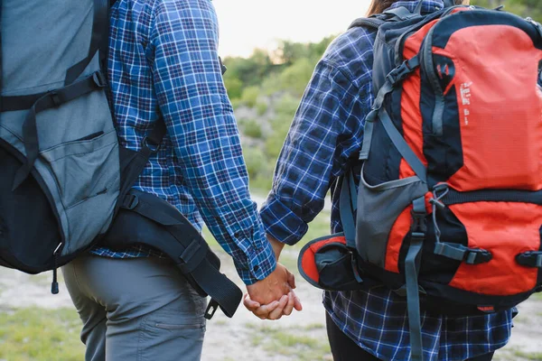 Gelukkig Jong Stel Wandelen Berg — Stockfoto