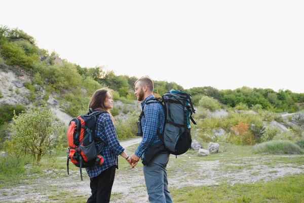 Feliz Pareja Joven Senderismo Montaña —  Fotos de Stock