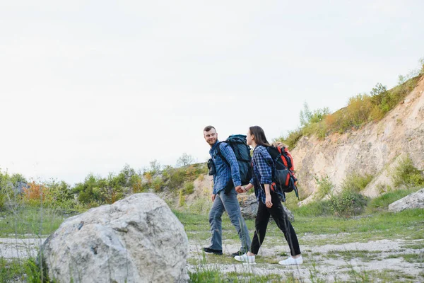 Par Njuter Vacker Utsikt Över Bergen När Reser Med Ryggsäckar — Stockfoto