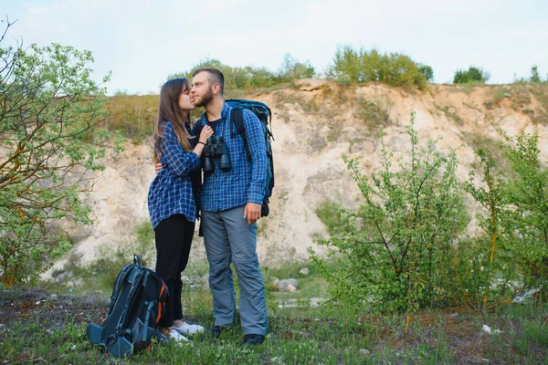 Senderistas Con Mochilas Relajándose Cima Una Colina Disfrutando Vista Del — Foto de Stock