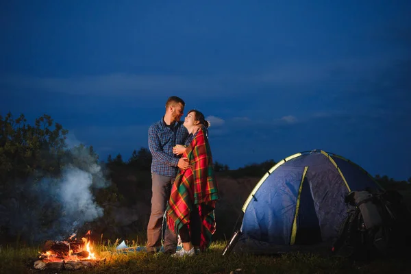 Campingnatt Fjällen Turistpar Som Sitter Framför Upplysta Tält Tända Brinnande — Stockfoto