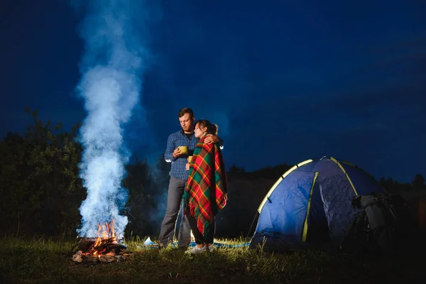 Natt Camping Bergen Glada Par Resenärer Sitter Tillsammans Bredvid Lägereld — Stockfoto