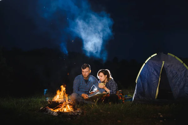 Campingnatt Fjällen Turistpar Som Sitter Framför Upplysta Tält Tända Brinnande — Stockfoto