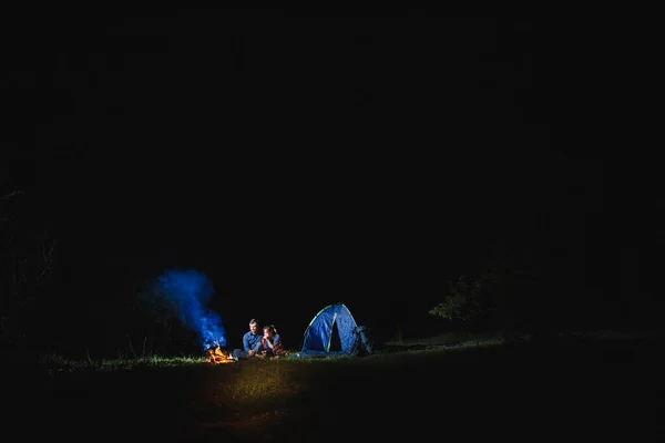 Pareja Joven Hombre Mujer Trevelers Sentados Cerca Carpa Turística Brillante — Foto de Stock