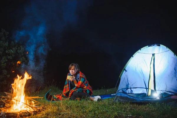 Young Woman Having Rest Night Camping Burning Campfire Illuminated Tourist — Stock Photo, Image