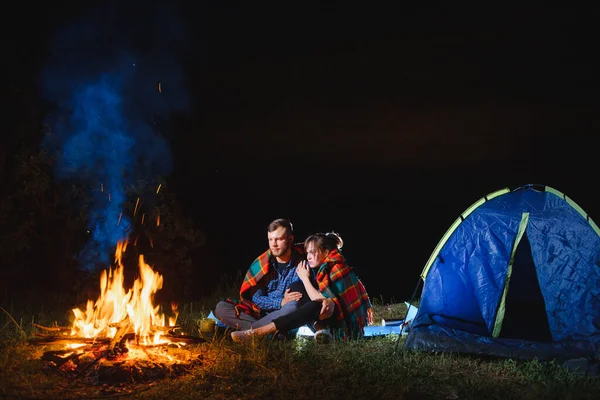 Natt Camping Bergen Glada Par Resenärer Sitter Tillsammans Bredvid Lägereld — Stockfoto