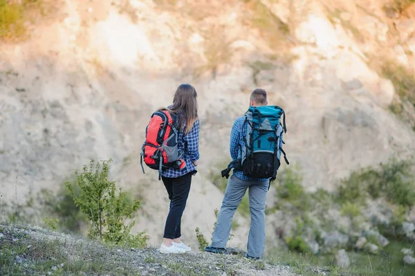 Couple Enjoying Beautiful Views Mountains While Traveling Backpacks Mountains Summer — Stock Photo, Image