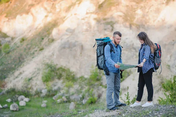 Bakåt Bild Unga Par Backpackers Med Stora Ryggsäckar Hålla Händer — Stockfoto