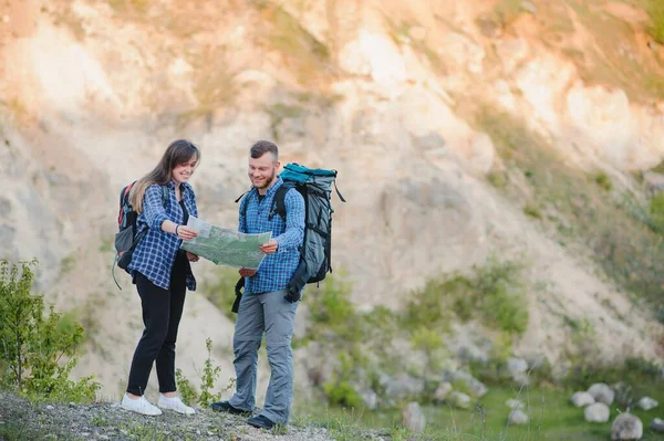 Glückliches Romantisches Paar Mann Und Frau Reisende Mit Rucksack Händchen — Stockfoto