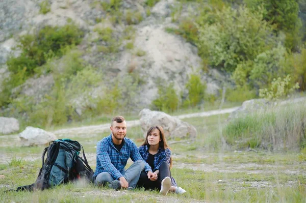 Casal Desfrutando Belas Vistas Sobre Montanhas Enquanto Viaja Com Mochilas — Fotografia de Stock
