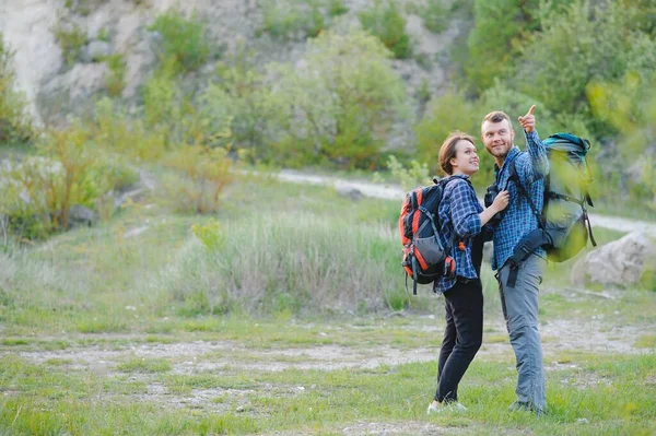 Par Turistas Tiempo Viaje Acero Admirar Hermoso Paisaje Montaña Tipo —  Fotos de Stock