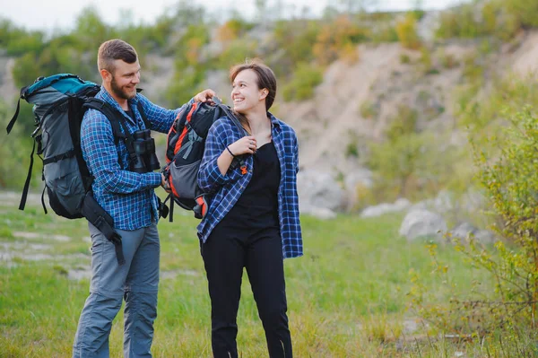 Par Njuter Vacker Utsikt Över Bergen När Reser Med Ryggsäckar — Stockfoto