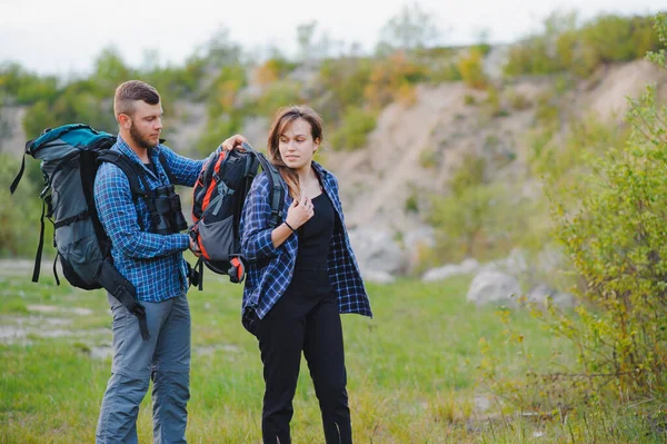 Par Njuter Vacker Utsikt Över Bergen När Reser Med Ryggsäckar — Stockfoto