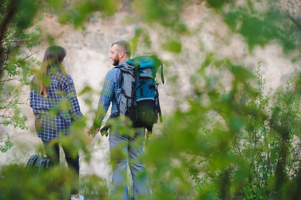 Vue Arrière Jeunes Routards Paires Avec Gros Sacs Dos Tenant — Photo