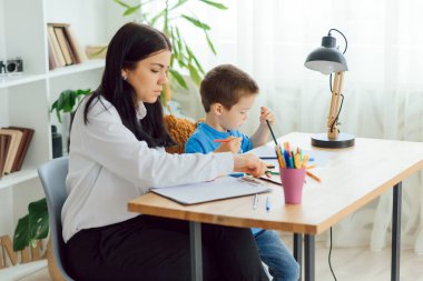 Çocuk psikolojisi, anaokulu mantık testi yapıyor.