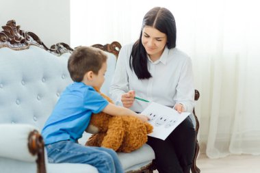 Çocuk psikolojisi, anaokulu mantık testi yapıyor.