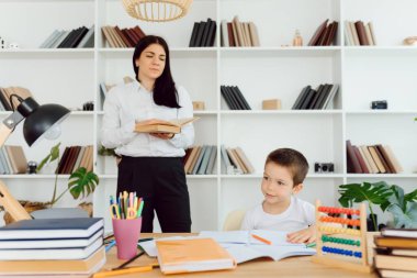 Öğrenci hocası. Küçük kız ders çalışıyor. Özel ders.