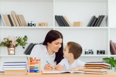 Güzel hoca ve çalışkan öğrencinin portresi iletişim kurarken birbirine bakıyor.