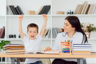 Öğrenci hocası. Küçük kız ders çalışıyor. Özel ders.