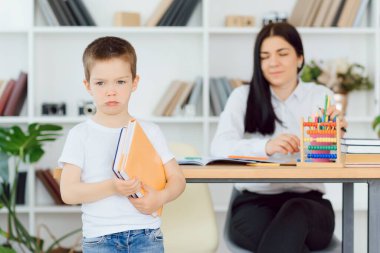 Ofisteki özel bir öğretmenin portresi. Okul sonrası eğitim kavramı
