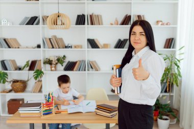 Anaokulu öğretmeniyle bilgisayar, gerçek bir ev içi, çocukluk ve öğrenim kavramı ile ilgilenir.