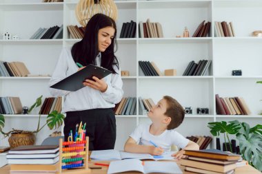 Güzel hoca ve çalışkan öğrencinin portresi iletişim kurarken birbirine bakıyor.