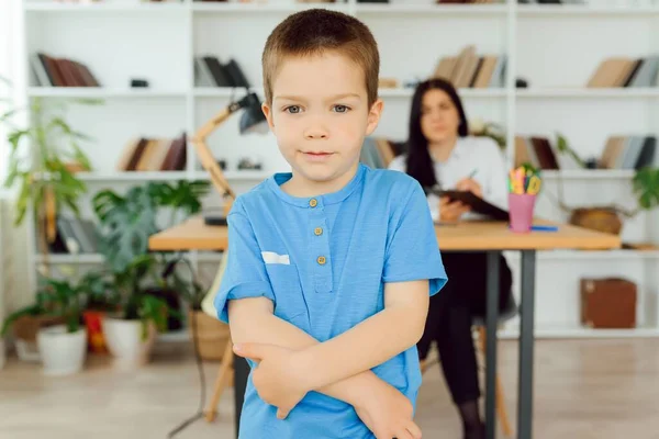 Młoda Psycholog Pracująca Małym Chłopcem Biurze — Zdjęcie stockowe