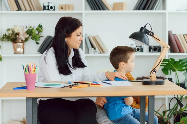 Junge Psychologin Arbeitet Mit Kleinem Kind Büro — Stockfoto