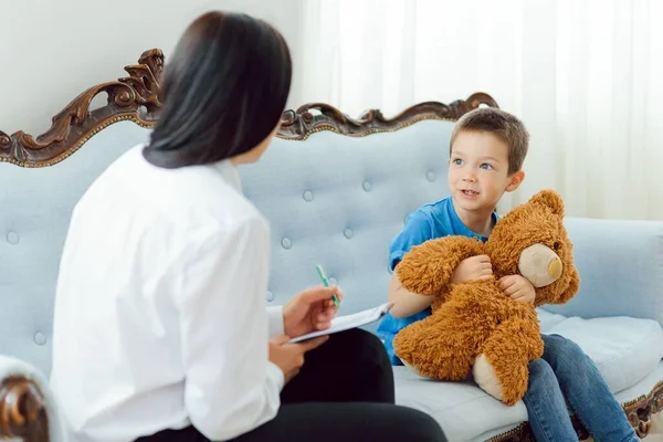 Picture Child Psychologist Working Young Boy Office — Stock Photo, Image