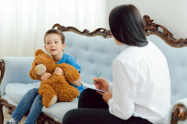 Psicólogo Infantil Atendiendo Niño Pequeño Concepto Asistencia Psicológica Los Niños — Foto de Stock