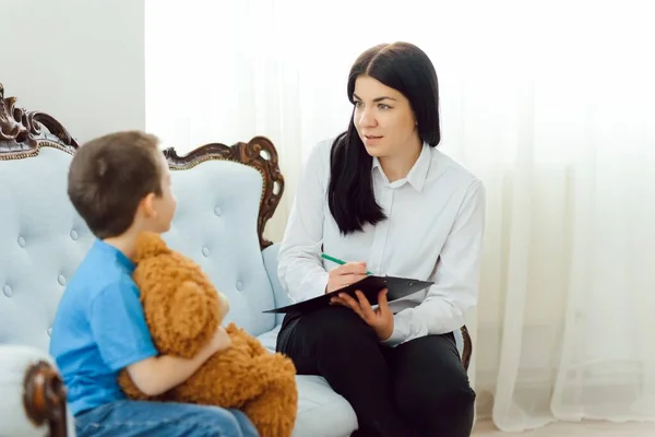 Çocuk Psikolojisi Kavramı Psikologdan Bir Çocuk — Stok fotoğraf