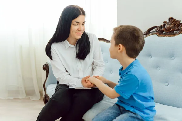 Kinderpsychologe Betreut Kleinen Jungen Das Konzept Der Psychologischen Betreuung Von — Stockfoto