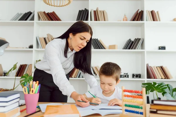 Porträt Eines Intelligenten Tutors Mit Bleistift Der Fehler Schülerheft Korrigiert — Stockfoto