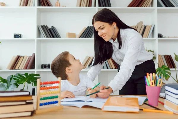 Güzel hoca ve çalışkan öğrencinin portresi iletişim kurarken birbirine bakıyor.