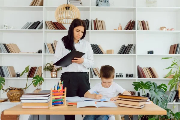 Porträt Eines Hübschen Jungen Arbeitsplatz Mit Seinem Lehrer Der Der — Stockfoto