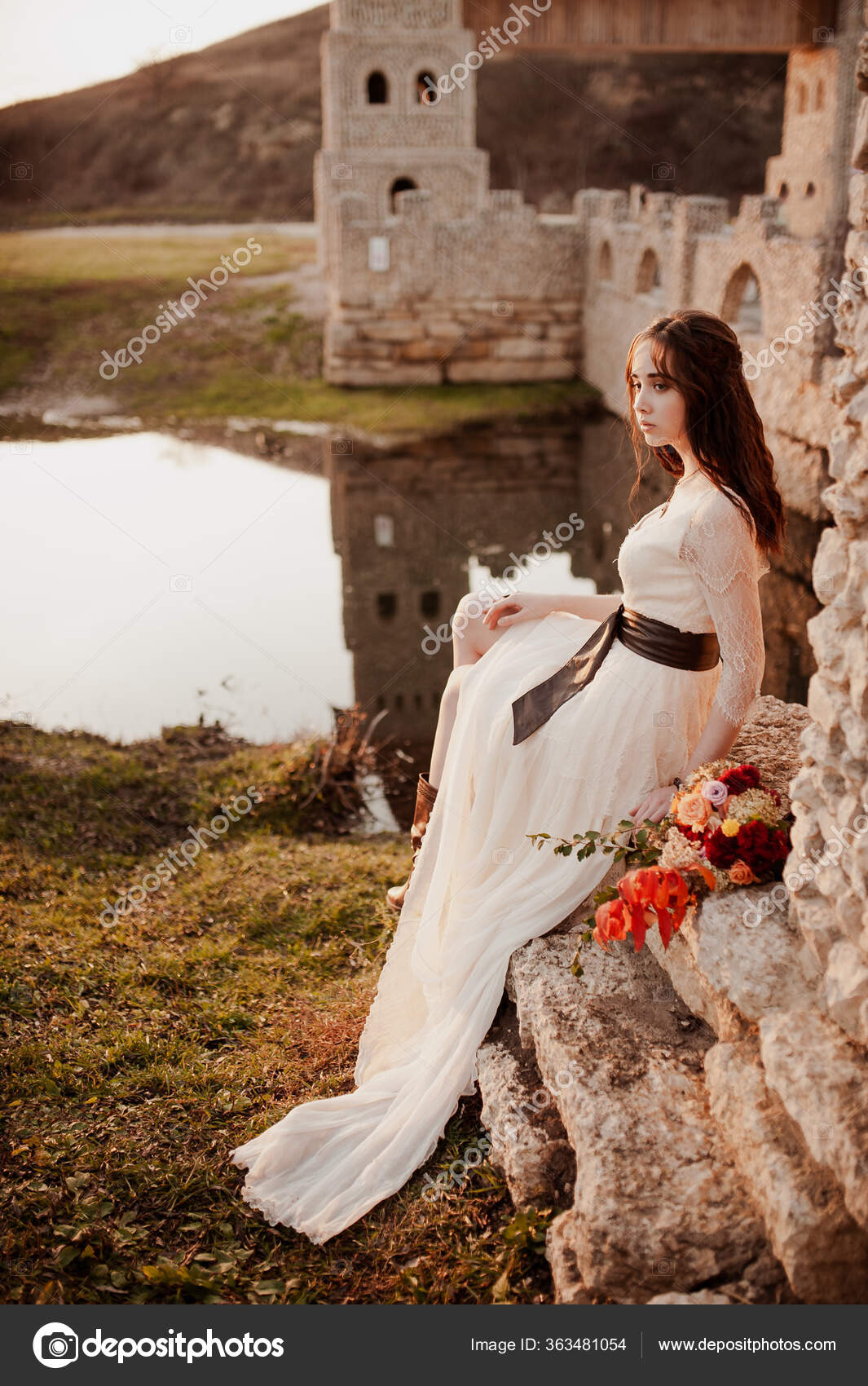 A noiva com um buquê no belo fundo grande lago ao pôr-do-sol. Casamento  rústico fotos, imagens de © DmitriyShipilov #363481054