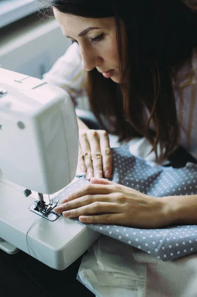 Seamstress works on a sewing machine. factory. handmade — Stock Photo, Image