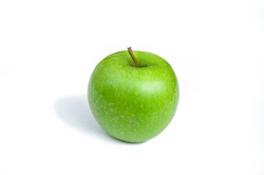 Beyaz arka planda izole edilmiş yeşil elma