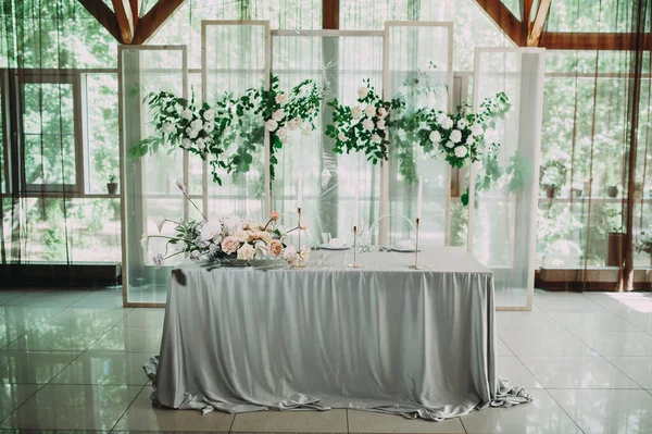 結婚式のホールで新婚旅行のヘッドテーブル. — ストック写真