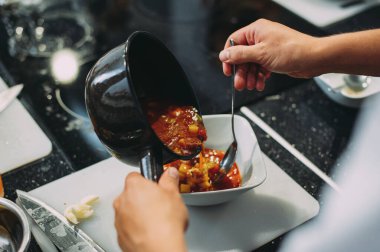 Sebze ve etten çorba pişirme üzerine aşçılık kursu