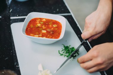 Sebze ve etten çorba pişirme üzerine aşçılık kursu