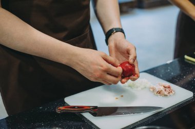 Stüdyoda çorba pişirmek için aşçılık kursu.