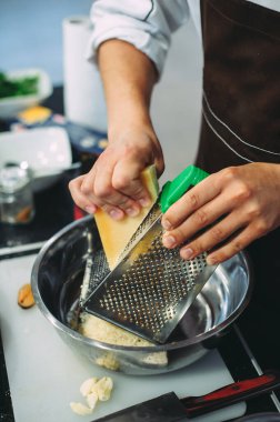 Şef rendelenmiş peynir, şef el rendesi rendelenmiş parmesan peyniri rendeleyici, rende üzerine peynir sürten şef, kapat.
