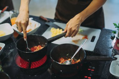 Fasulye ve et çorbası pişirme konusunda uzman.