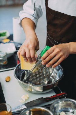 Şef rendelenmiş peynir, şef el rendesi rendelenmiş parmesan peyniri rendeleyici, rende üzerine peynir sürten şef, kapat.