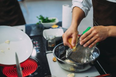 Şef rendelenmiş peynir, şef el rendesi rendelenmiş parmesan peyniri rendeleyici, rende üzerine peynir sürten şef, kapat.