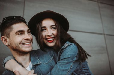 Güzel ve şık erkek ve kız parkta eğleniyorlar. Gülümsüyor ve eğleniyor