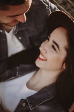 Sokakta poz veren güzel erkek ve kız modeller. Duygular. Tarz. Moda modası.